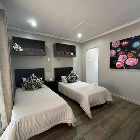 Panorama Self Catering Hotel Parow Buitenkant foto